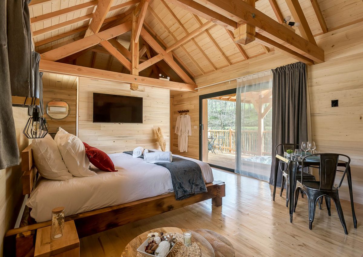 bed and bay window laurel hut